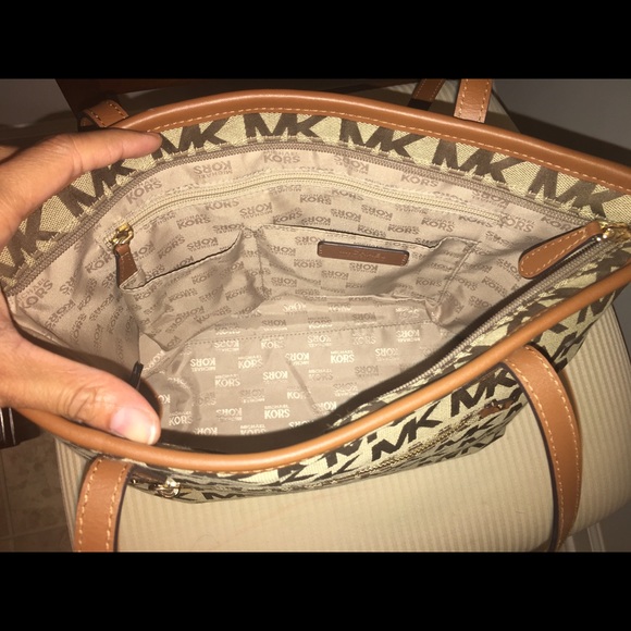 Michael kors purse - Picture 3 of 3